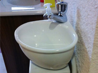 WiCi Mini, kleine WC-Waschbecken Kombination - Schmerber Ausstellungsraum (Frankreich - 25) - 3 auf 4